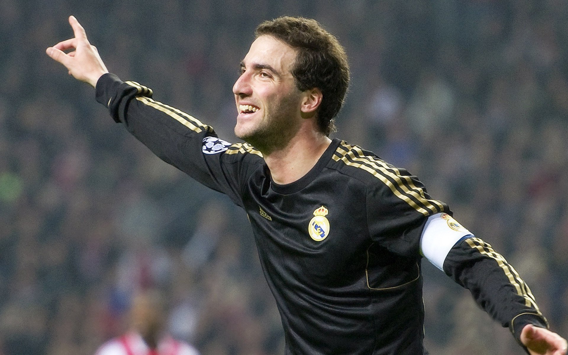 法甲焦点战巴黎再度获胜，姆巴佩梅开二度，【体育晚报】姆巴佩亲承留守巴黎 夺冠夜法国骚乱频发